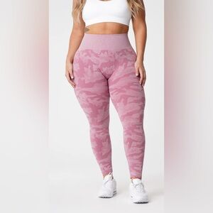 Pastel Pink Camo Seamless Leggings, size L